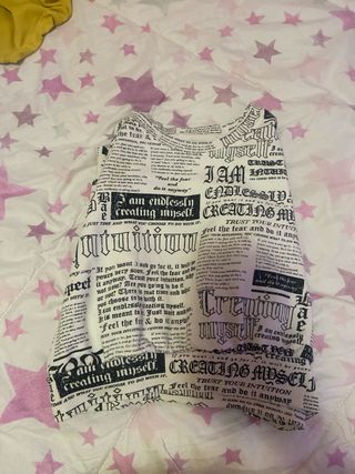 top manga larga con estampado de periódico