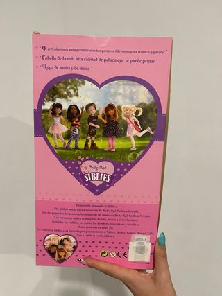 Muñeca Ruby Red Siblies Kelsey