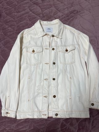 Cazadora vaquera Zara blanca desgastada
