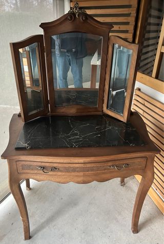 Toeletta d'epoca con specchi