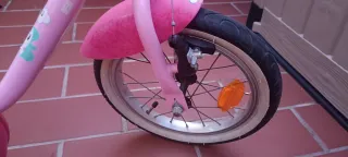Bicicleta infantil rosa con ruedines