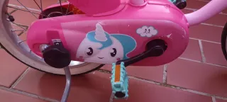 Bicicleta infantil rosa con ruedines