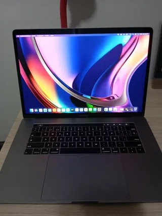 Macbook Pro 15" (2018) ¡BATERÍA 99 CICLOS!