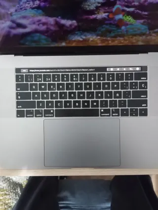 Macbook Pro 15" (2018) ¡BATERÍA 99 CICLOS!