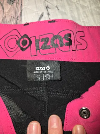 Pantalones cortos de montaña IZAS negros y rosas