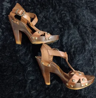 Zuecos de madera con tachuelas