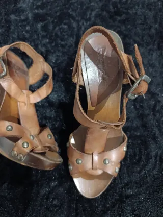 Zuecos de madera con tachuelas