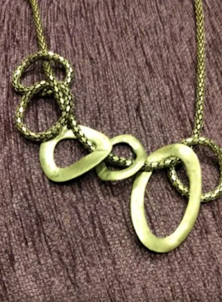 Collar plateado con diseño de aros