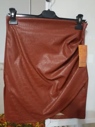 Falda efecto piel marrón