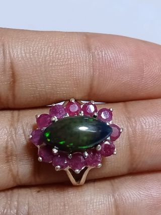 Anillo Ópalo Negro y Rubí Natural