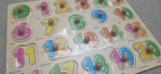 Puzzle de números de madera en inglés.