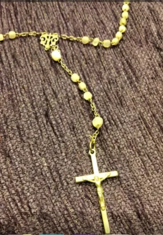 Rosario de perlas y cruz plateada