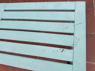 Banco de madera color verde menta