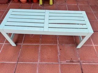 Banco de madera color verde menta