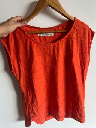 Camiseta naranja con textura