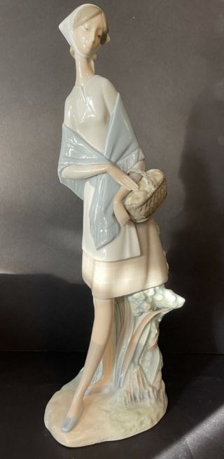 Statua Lladro donna con cesto