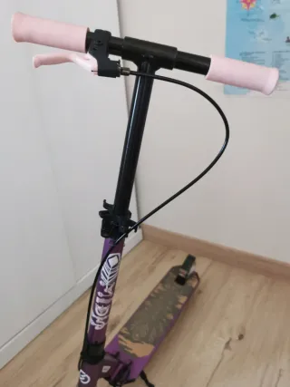 Patinete morado con ruedas