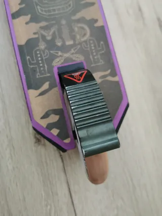 Patinete morado con ruedas