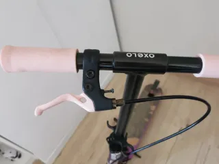 Patinete morado con ruedas