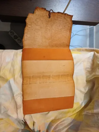 Funda de cuero en relieve para libro, con correa