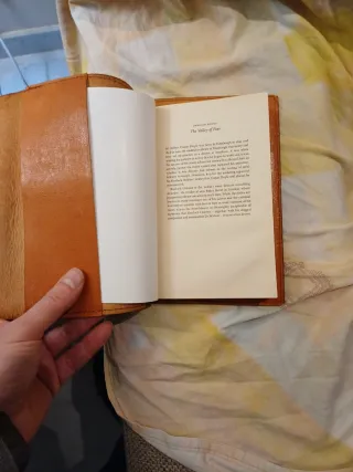 Funda de cuero en relieve para libro, con correa