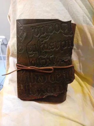 Funda de cuero en relieve para libro, con correa