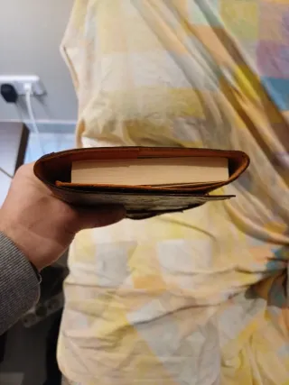 Funda de cuero en relieve para libro, con correa