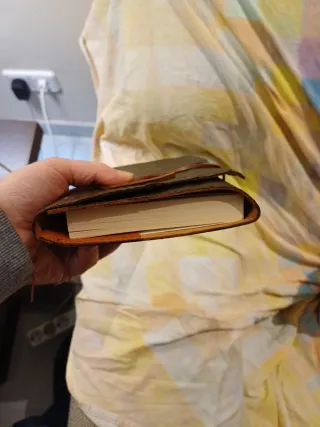 Funda de cuero en relieve para libro, con correa