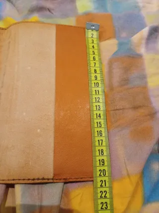 Funda de cuero en relieve para libro, con correa