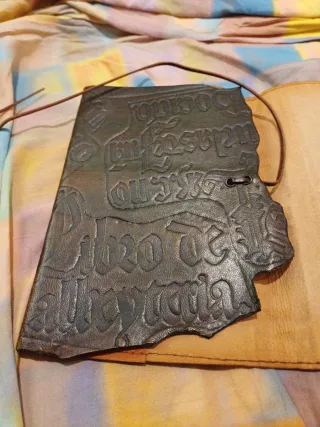 Funda de cuero en relieve para libro, con correa