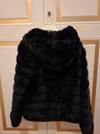 Giacca pelliccia sintetica con cappuccio Nera L