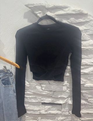 Pantalón tejano ancho y top manga larga