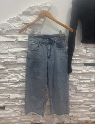 Pantalón tejano ancho y top manga larga