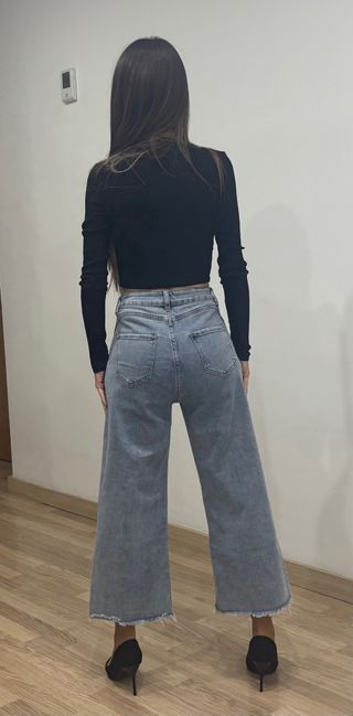 Pantalón tejano ancho y top manga larga