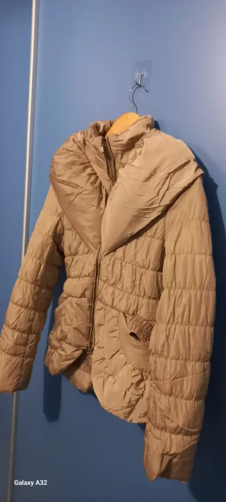 Giubbotto beige trapuntato con collo ampio