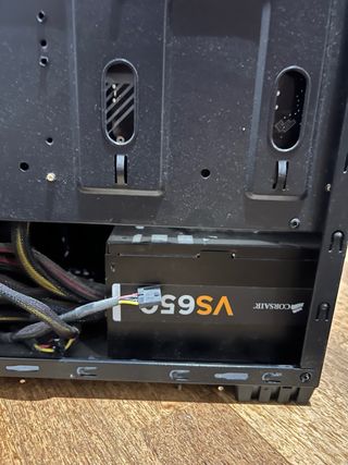 Placa base con caja y fuente de alimentación.