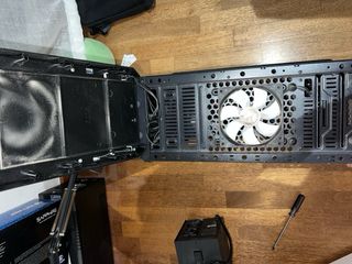 Placa base con caja y fuente de alimentación.