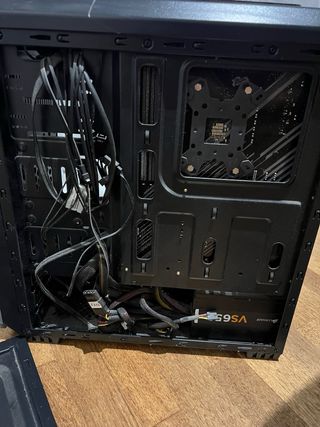 Placa base con caja y fuente de alimentación.