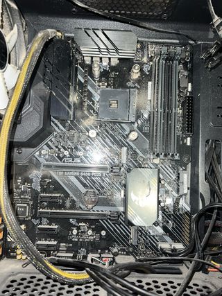 Placa base con caja y fuente de alimentación.