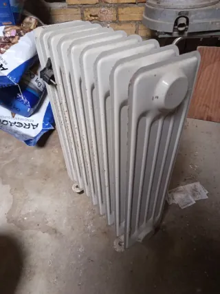 Radiador de metal blanco