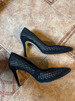 Zapatos de tacón Domit negros con detalles platead