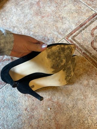 Zapatos de tacón Domit negros con detalles platead