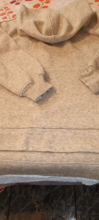 Sudadera beige con cremallera