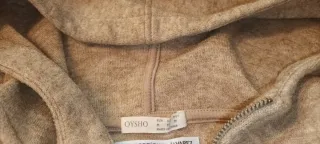 Sudadera beige con cremallera