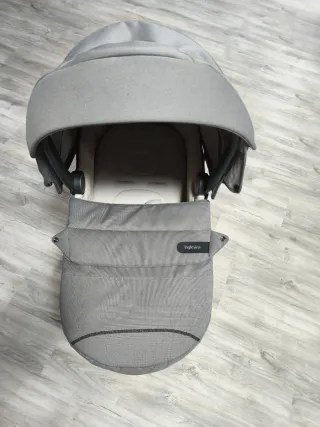 Carrito de bebé gris