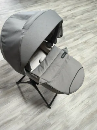 Carrito de bebé gris