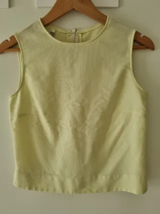 Top amarillo sin mangas