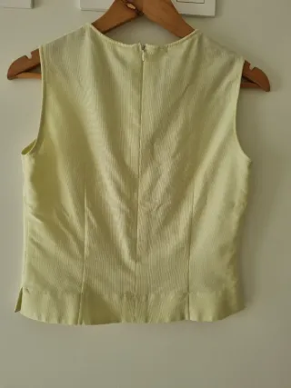 Top amarillo sin mangas