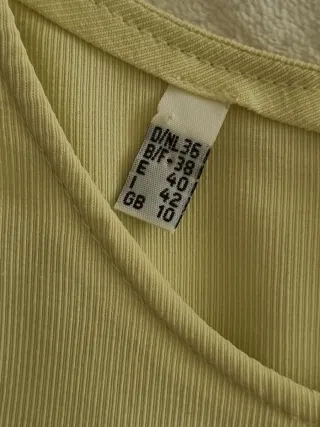 Top amarillo sin mangas