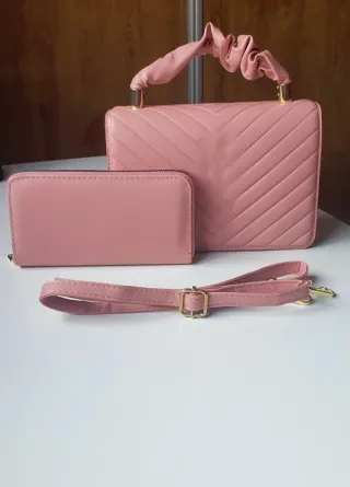 Conjunto bolso de lujo y cartera rosa a juego.